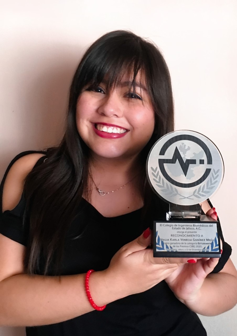 Alumna de Electrónica Biomédica de la UAG recibe premio por su destacada participación estudiantil