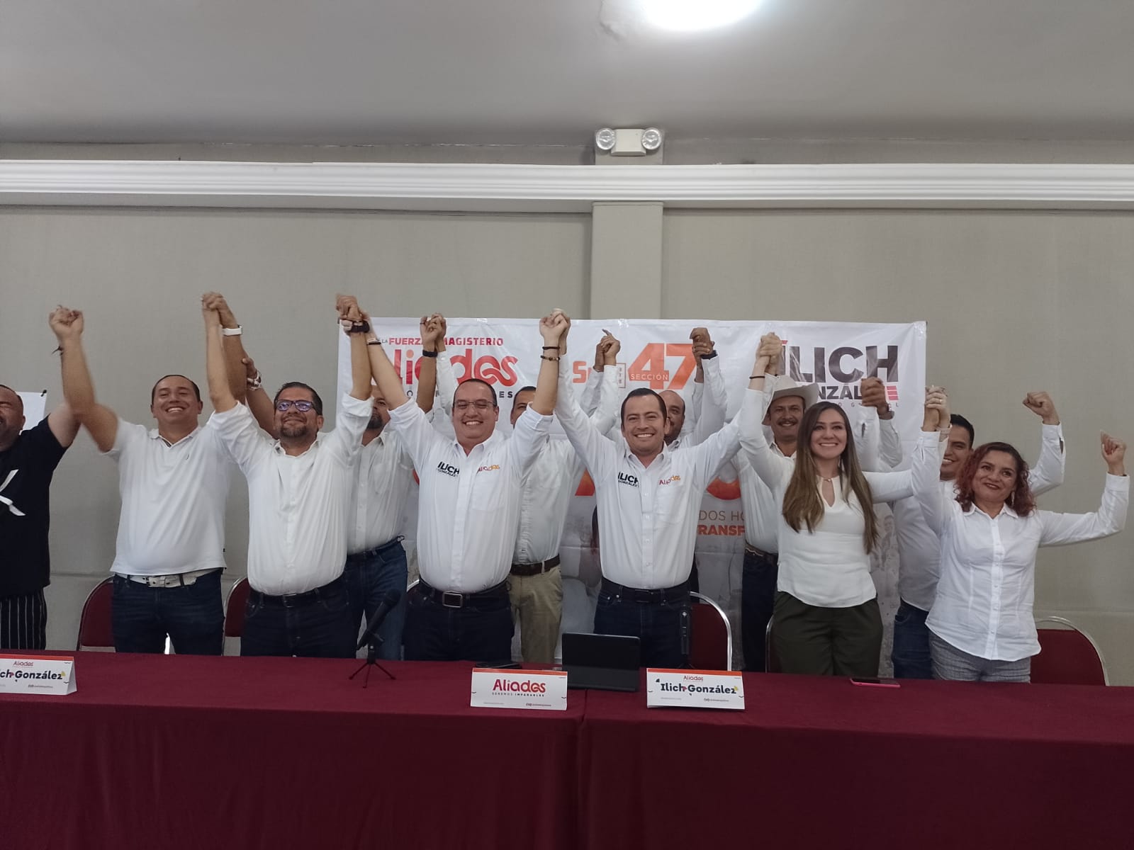 El candidato a dirigir la Sección 47 del SNTE, Ilich González, se declara ganador